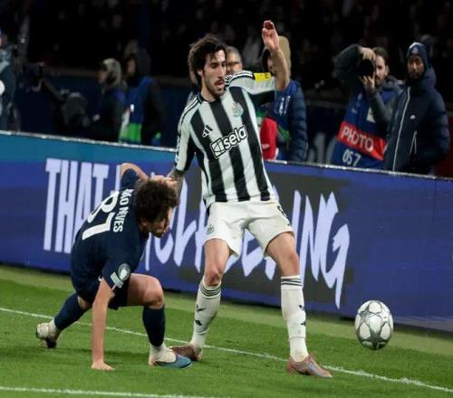 赛场浓眉彰,显全力拼搏,防守协作默,大众彩票,大众彩票app,大众彩票下载,大众彩票官网